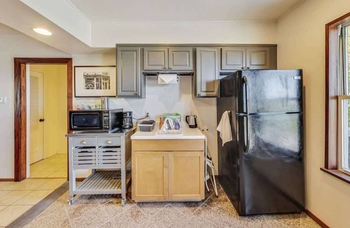 Silver Terrace House | 3br Castle on the Hill w/VIEWS