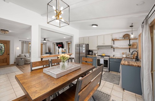 San Carlos House | 3BR Poolside Escape Sleeps 10 + Dogs Welcome!