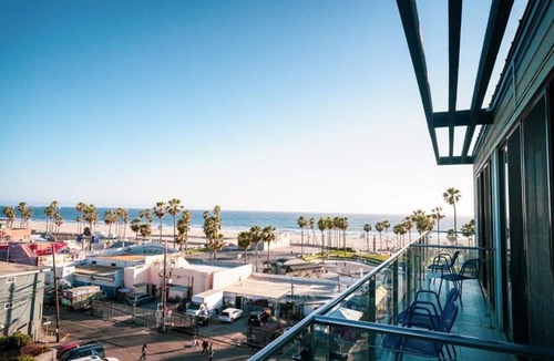 Venice Hotel | 4 Prime Beachfront Room: Culture + Comfort Near Boardwalk | Breakfast is FREE!