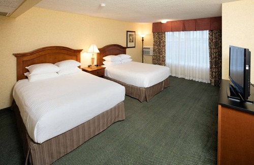 Downtown Hotel | 4 Spacious Rooms w/2 Queen Beds , Pool, & Convenient Parking Near the Coast