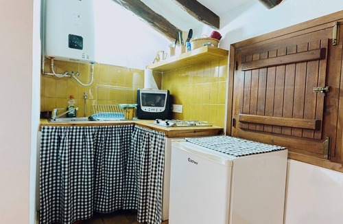 Agost Cottage | A small room with kitchen and bathroom