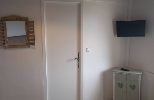 Venterol Bed & Breakfast | A spacious, bright room with access to the swimming pool in season