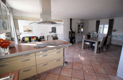 Salon-de-Provence Villa | Air-conditioned villa in Salon-de-Provence, heated pool, pet allowed