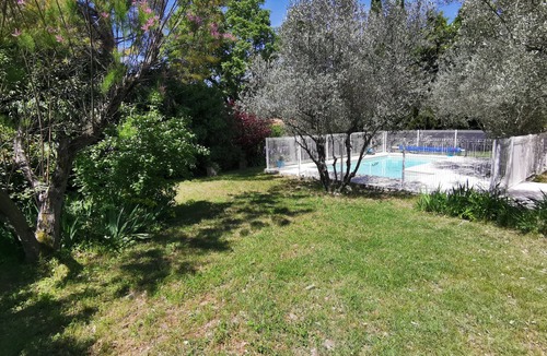 Roaix House | Air-conditioned house, secure swimming pool, pets welcome for 15 people