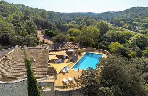 Jouques Villa | Air-conditioned Provencal country house, sleeps 12/14, with private pool and jacuzzi