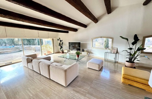 Jouques Villa | Air-conditioned Provencal country house, sleeps 12/14, with private pool and jacuzzi