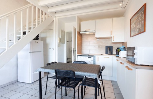 Martigues Apartment | Apartment 'Duplex Parking Centre Ville' with Lake View, Shared Terrace and Air Conditioning