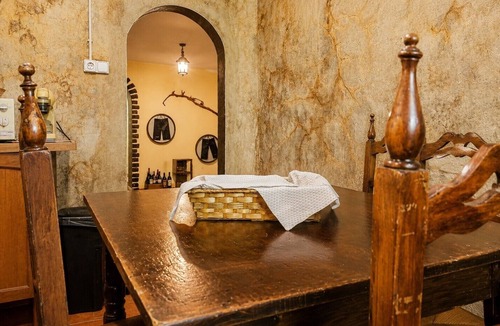 Abalos Apartment | Apartment 'El Guardaviñas Centenales' with Mountain View, Shared Terrace and Wi-Fi