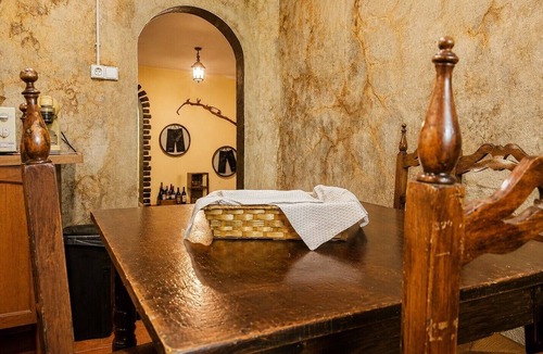 Abalos Apartment | Apartment 'El Guardaviñas El Prado' with Mountain View, Shared Terrace and Wi-Fi