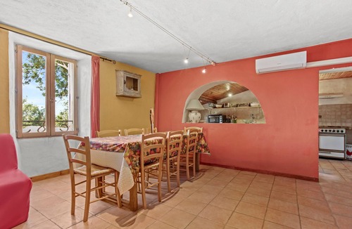 Bargeme House | Apartment 'Gite Bastide' with Lake View, Wi-Fi and Air Conditioning