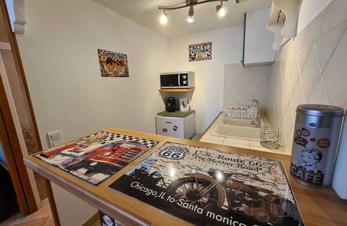 Carnoules Apartment | Apartment 'Studio Vintage' with Mountain View, Shared Pool and Wi-Fi