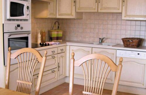 Saint-Trinit Apartment | Apartment with dishwasher close to Village
