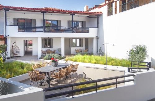 Polichrono Apartment | Araliki Suites