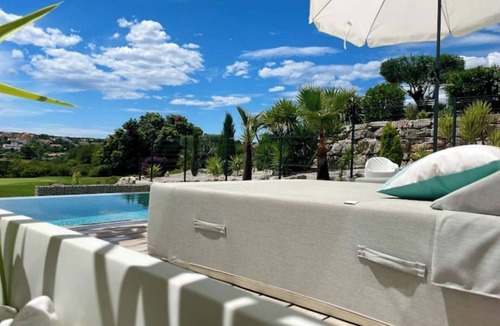Juvignac Villa | Architect-designed villa with golf view