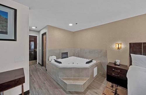 Cascade Hotel | Baymont by Wyndham Anderson
