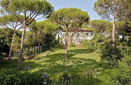 Etruscan Coast Villa | Beach Front Bibbona, an elegant 600 sqm villa with swimming pool surrounded by a beautiful garde.