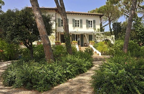 Etruscan Coast Villa | Beach Front Bibbona, an elegant 600 sqm villa with swimming pool surrounded by a beautiful garde.