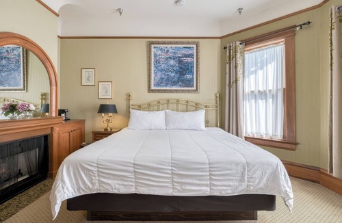 Pacific Grove Hotel | Blocks from Ocean - KING BEDROOM SUITE