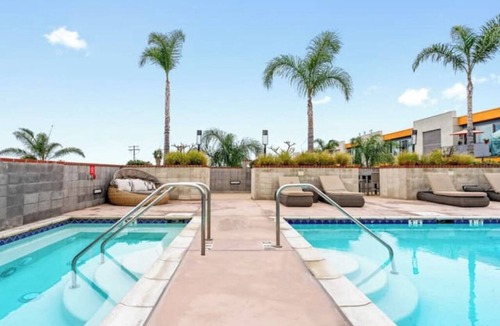 National City Apartment | Boho Rooftop Pool & Hot Tub Apt