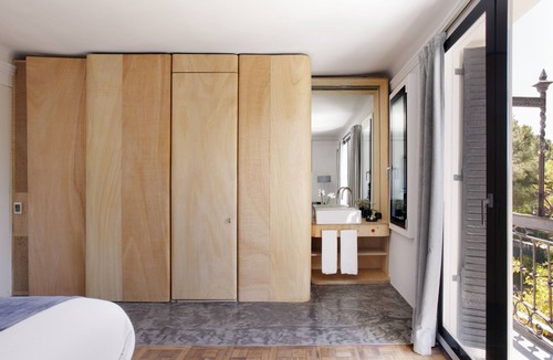Collado Mediano Hotel | Box art hotel