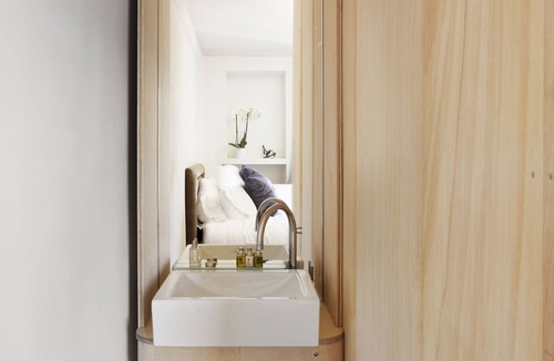 Collado Mediano Hotel | Box art hotel