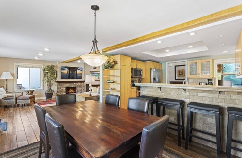 San Clemente Villa | Bright 3BR Beach Condo- Walk to Beach, Wedding Venues and Restaurants! AC!