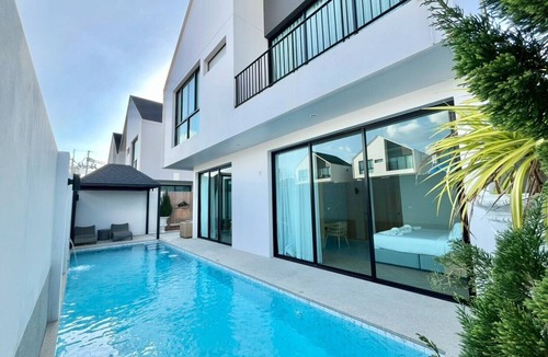 Bang Tao Villa | Bright 4-Bed Pool Villa in Prime Central Area