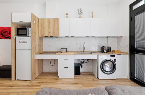 Torrefiel Apartment | Bright Loft | Fully Equipped | Smart TV | AC | Sleeps 2