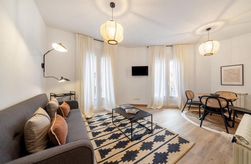 Chamberi Apartment | Bright stylish 1BD apt with 3 balconies-Chamberí