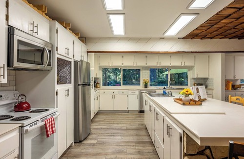 Springville House | Camp Nelson Chalet - Game Room - Spacious - Hot Tub