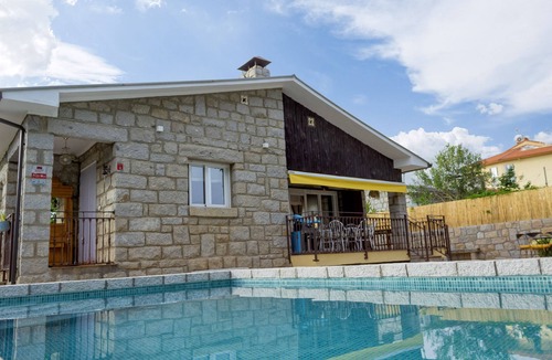 Becerril de la Sierra Cottage | Casa de Piedra, Acogedora en Invierno, Fresca en Verano, Todas las Comodidades