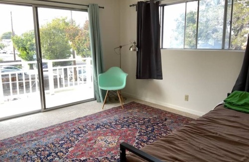 West Alameda Apartment | Central Alameda 2-br apartment with WiFi