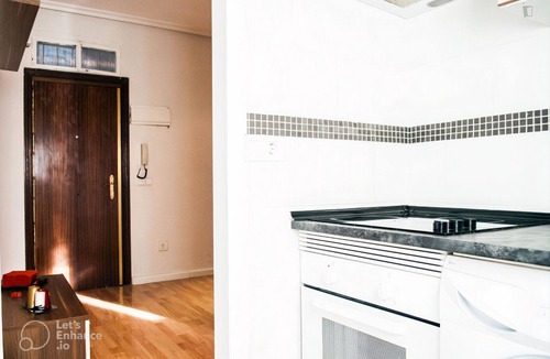 San Diego Apartment | Centrally located, modern apartment, very well connected by subway, bus and train.