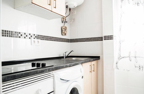 San Diego Apartment | Centrally located, modern apartment, very well connected by subway, bus and train.