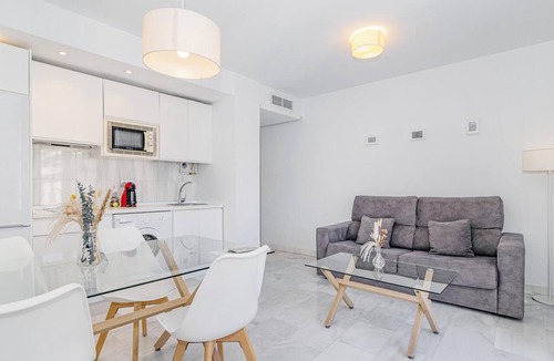 Centro - Sagrario Apartment | Centrally located, with free parking. Modern and spacious apartment.