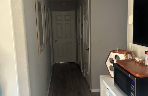 Val Verde House | Charming 2-bedroom house with WiFi, AC Near SixFlags