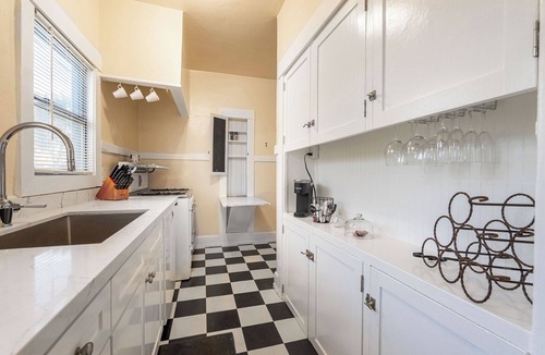 Alamitos Beach Apartment | Charming apartment with WiFi and AC, two blocks to the beach