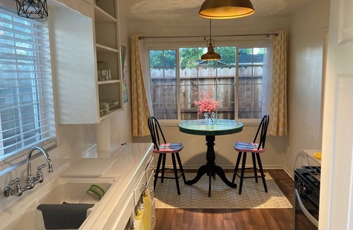 Modesto House | Charming Bright Home Near Dr Hospital & Shopping - Extra Comfy Beds and Couch