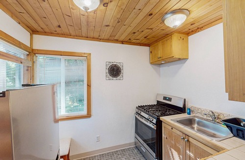 Cobb Apartment | Charming cabin with King Bed, WIFI situated along the natural spring.