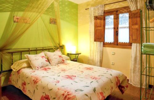 Robledillo de Gata House | Charming House in Robledillo de Gata with Fireplace and Terrace
