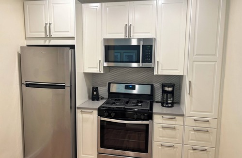 Burbank House | Charming private guest house in delightful Burbank near Disney & Ranch Studios