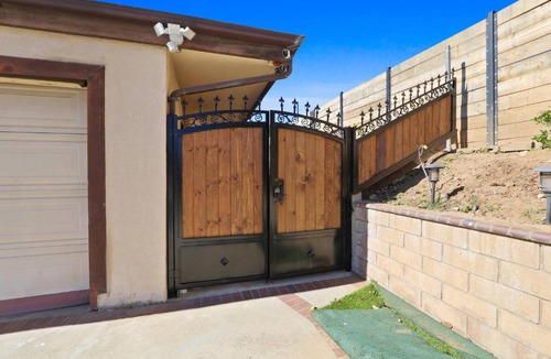 Azusa House | Charming Queen BR1Bath 2PPL/Private Suite - Holiday Home