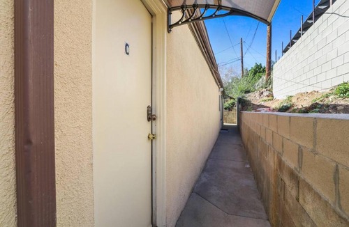 Azusa House | Charming Queen BR1Bath 2PPL/Private Suite - Holiday Home