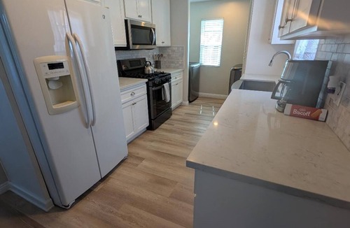 Downey House | Cheerful 3 Bedroom 2 Bath Patio Home