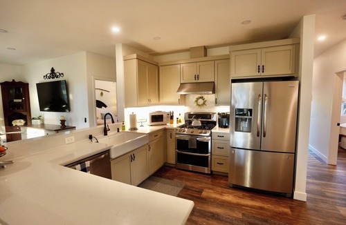 Valley Center Cottage | Cheerful Peaceful 4 BR Country Cottage Farmhouse
