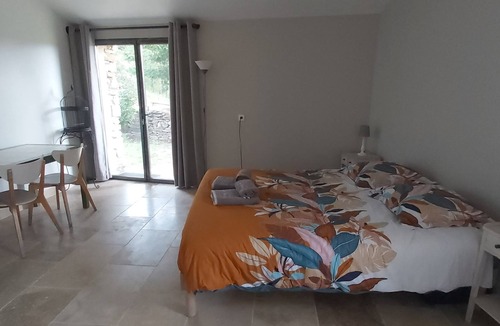 Grignan House | Chez Pascal gîte studio with garden and parking