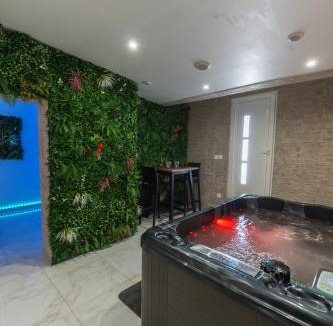 Chateauneuf-les-Martigues Apartment | Cinéma Room avec Jacuzzi Privatif