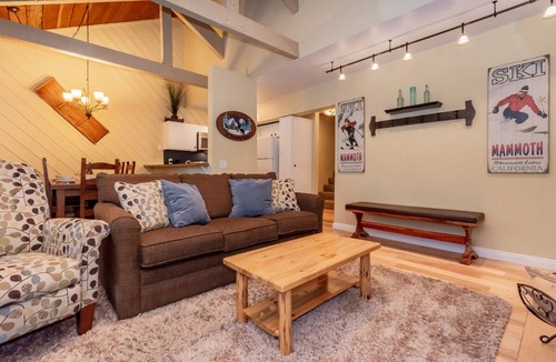 Majestic Pines House | Classic and Cozy Mammoth Condo with Wifi and hot tub access