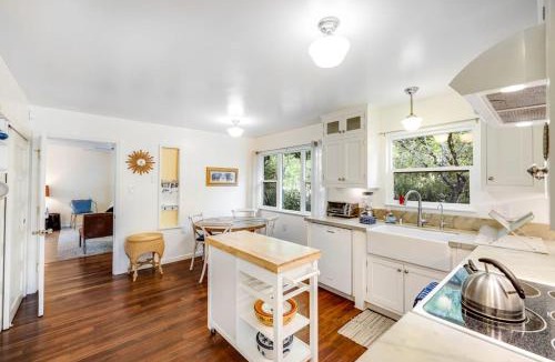 Cloverdale House | Cloverdale Creekside Retreat