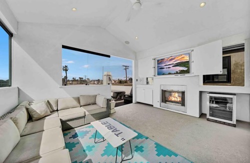 Huntington Beach House | Coastal Paradise . Steps to the beach . Pool . Hot Tub